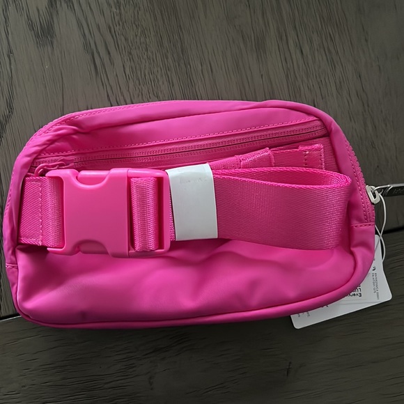 NWT SONIC PINK Everywhere Belt Bag (lululemon) Extended Adjustable Strap - Picture 2 of 3